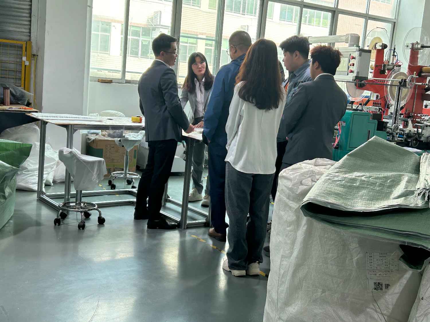 国际合作伙伴深度考察，共谋发展 —— 外国客户访问米兰体育生产车间(图3)