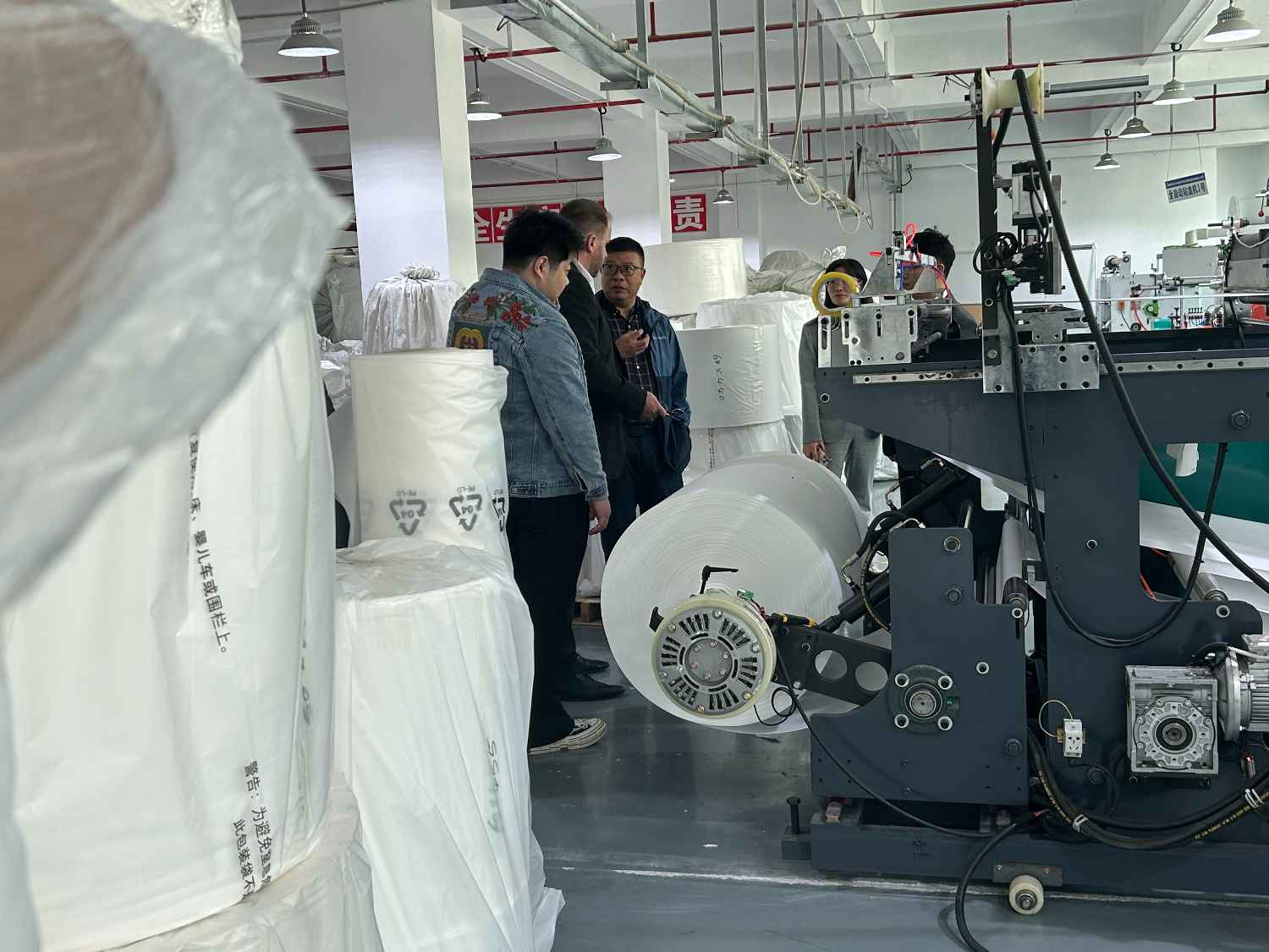 国际合作伙伴深度考察，共谋发展 —— 外国客户访问米兰体育生产车间(图4)