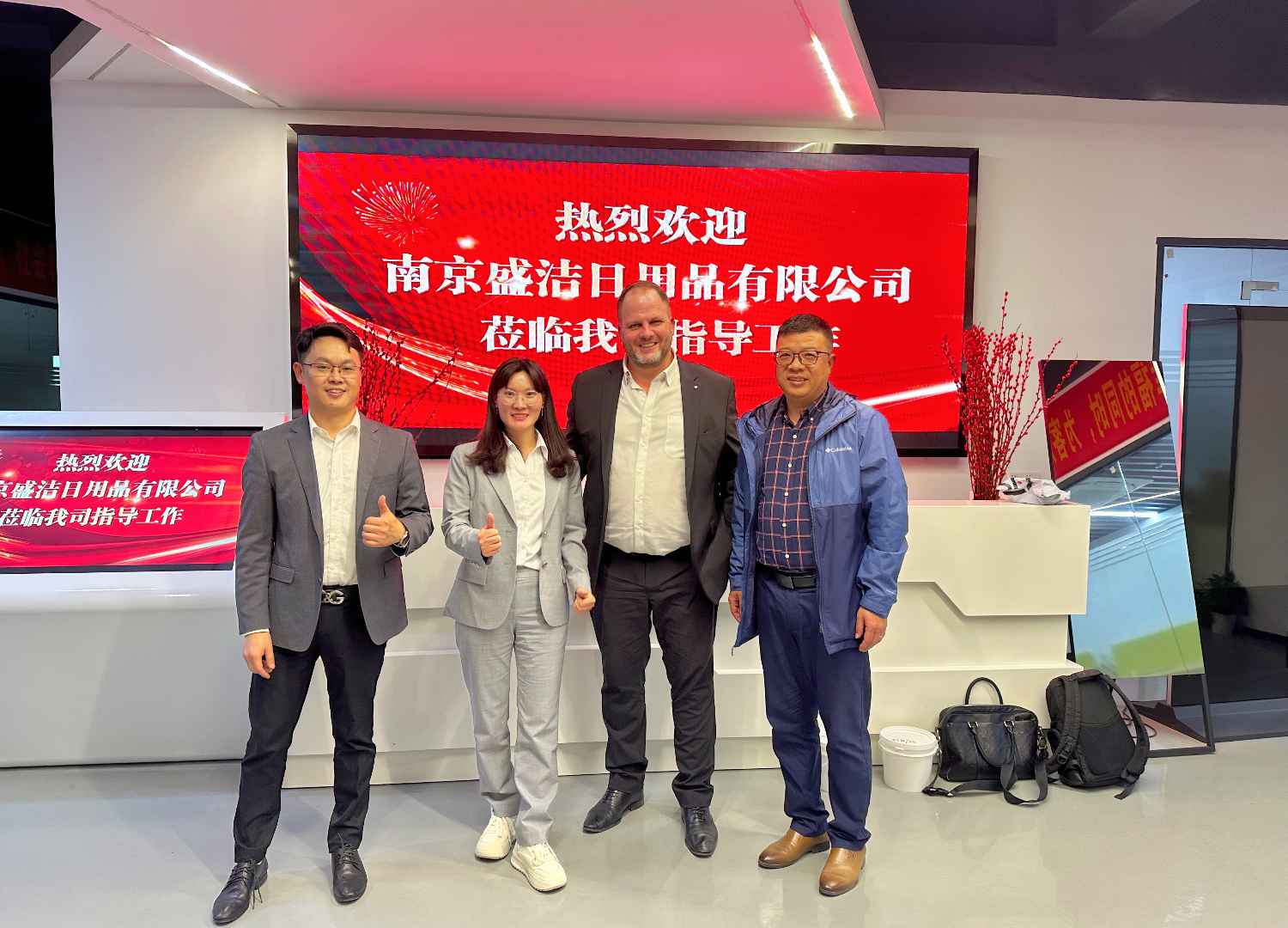 国际合作伙伴深度考察，共谋发展 —— 外国客户访问米兰体育生产车间(图1)